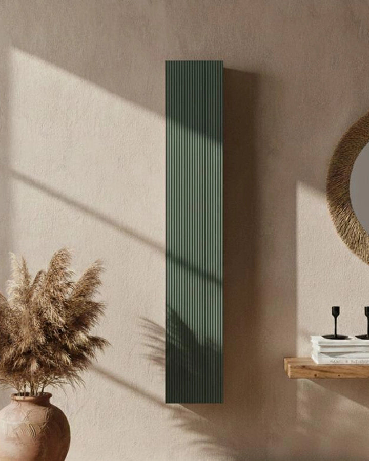 Colonna sospesa Verde muschio 26x150 Urbino con un Anta in naturale con lavabo e rubinetteria, vista frontale su sfondo...