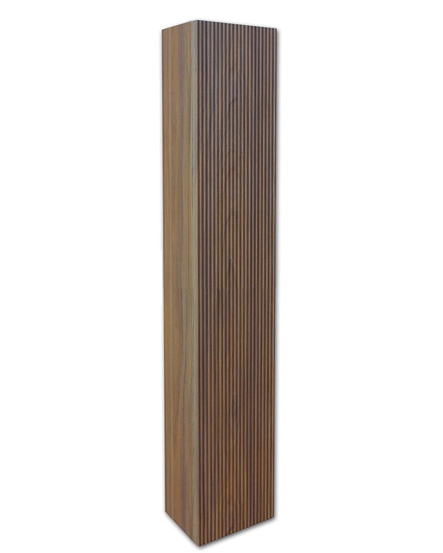 Colonna sospesa noce chiaro 26x150 Urbino Cannettato anta ambientato in bagno moderno con specchio e accessori - Exagonshop