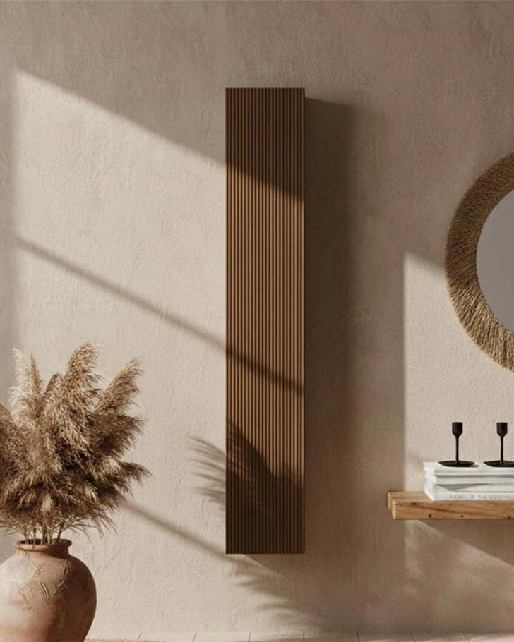 Colonna sospesa noce chiaro 26x150 Urbino Cannettato anta con lavabo e rubinetteria, vista frontale su sfondo neutro...