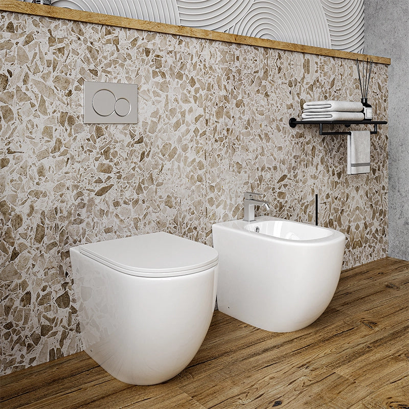 Coppia di sanitari filo muro Linea Emme scarico a vortice Bianco ambientato su piano bagno con accessori - Exagonshop