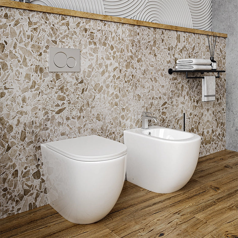 Coppia di sanitari filo muro Linea Emme scarico a vortice Bianco ambientato su piano bagno con accessori - Exagonshop