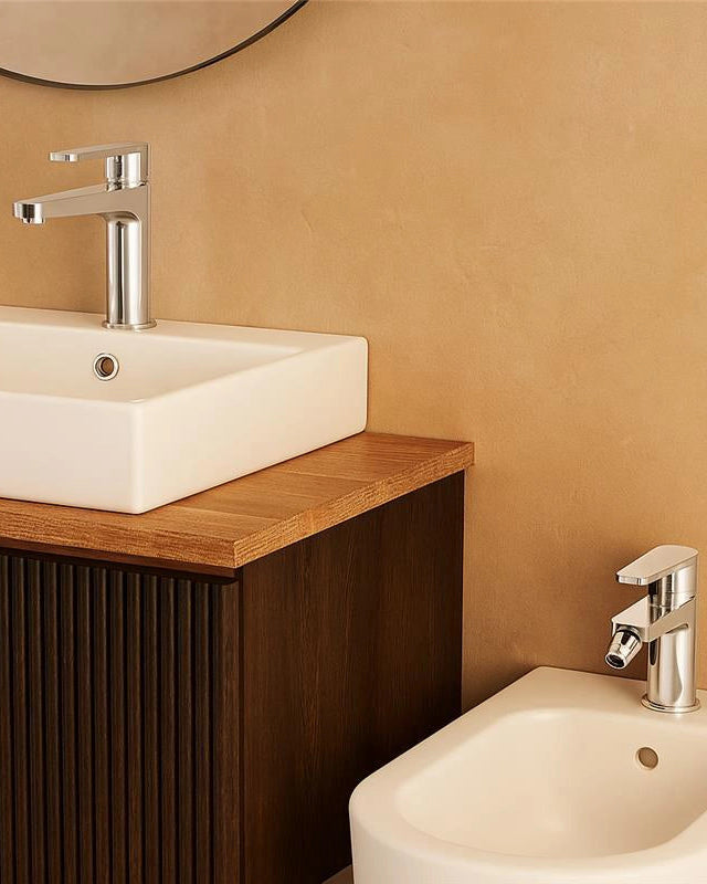 Coppia miscelatori Lavabo e bidet in ottone cromo Bridge Cromo Lucido in cromato ambientato su piano bagno con accessori...