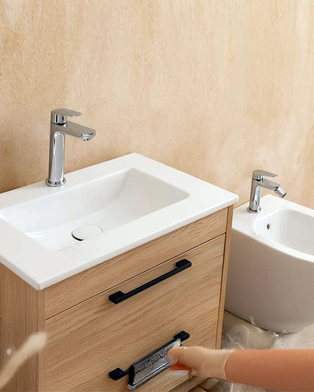 Coppia miscelatori Totem lavabo e bidet cromo ambientato su piano bagno con accessori - Exagonshop