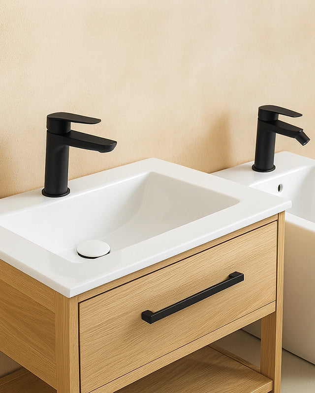 Coppia miscelatori Totem lavabo e bidet nero opaco in ottone ambientato su piano bagno con accessori - Exagonshop