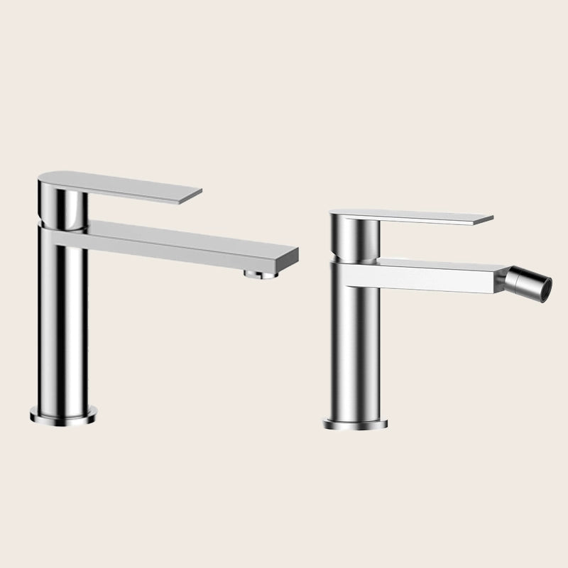 Coppia miscelatori lavabo e bidet in acciaio inox ambientato su piano bagno con accessori - Exagonshop