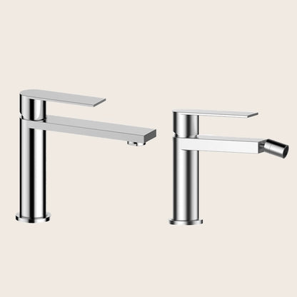 Coppia miscelatori lavabo e bidet in acciaio inox ambientato su piano bagno con accessori - Exagonshop