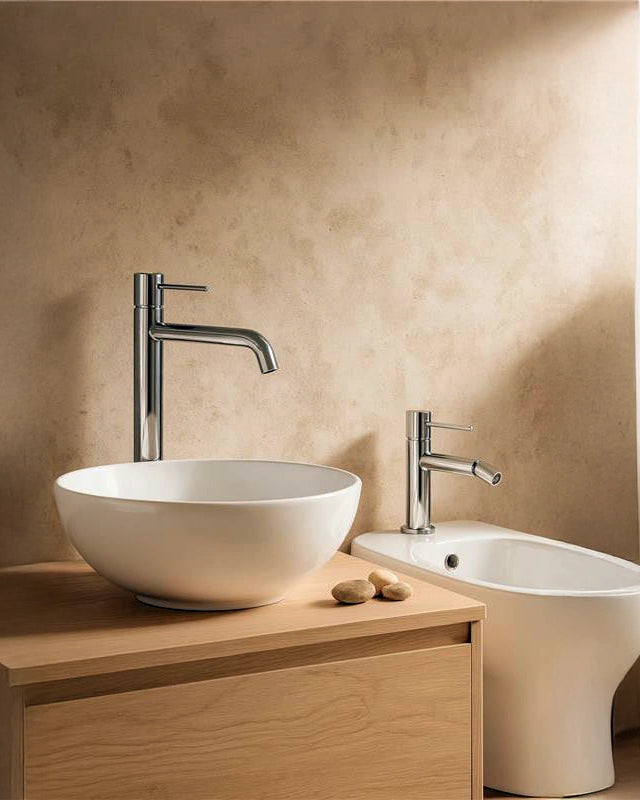 Coppia rubinetti lavabo alto e bidet in ottone cromo Hidden Cromo Lucido in cromato ambientato su piano bagno con...
