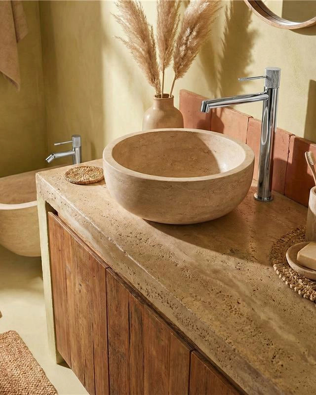 Coppia rubinetti lavabo alto e bidet senza scarico in Cromo Lucido in ottone e naturale ambientato su piano bagno con...