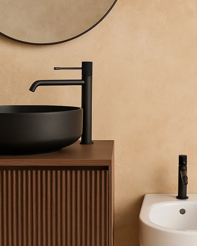 Coppia rubinetti lavabo alto e bidet senza scarico in in ottone e opaco ambientato su piano bagno con accessori - Exagonshop