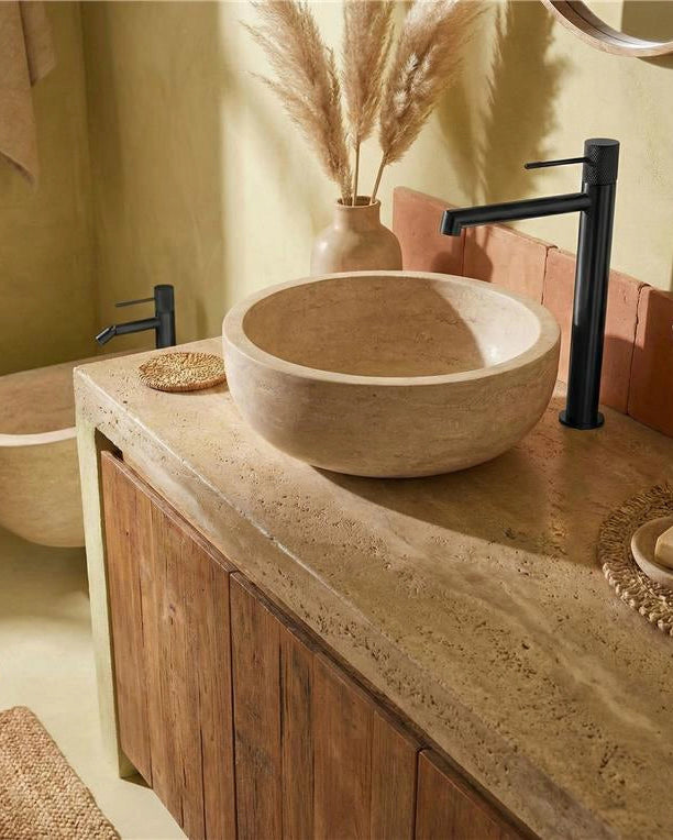 Coppia rubinetti lavabo alto e bidet senza scarico ottone ambientato su piano bagno con accessori - Exagonshop