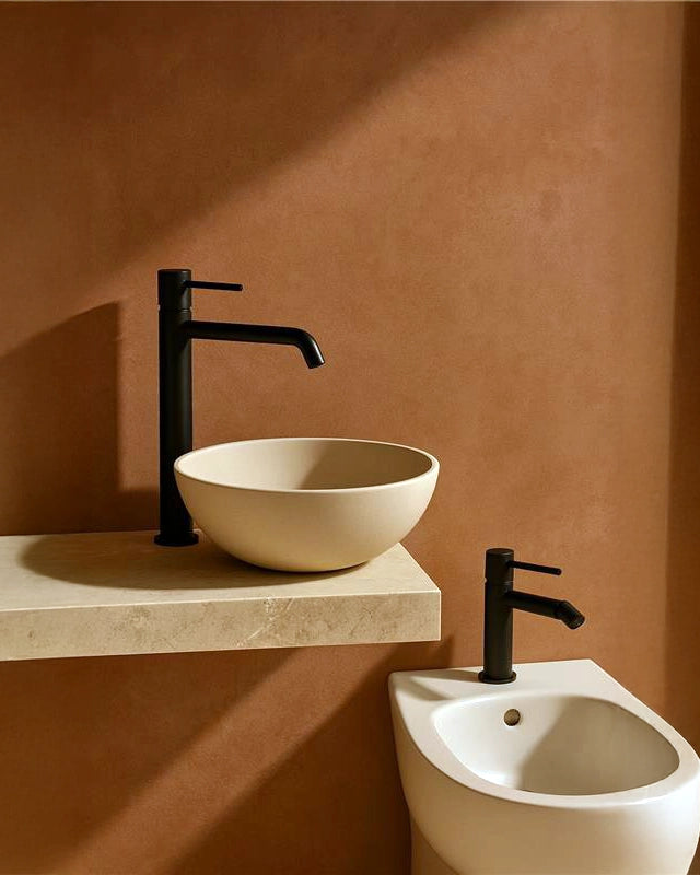 Coppia rubinetti lavabo alto e bidet senza scarico ottone, vista frontale su sfondo bianco - Exagonshop