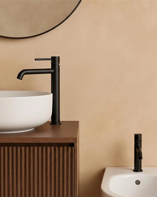 Coppia rubinetti lavabo alto e bidet senza scarico ottone in opaco ambientato su piano bagno con accessori - Exagonshop