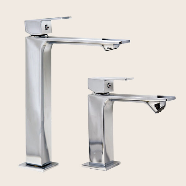 Coppia rubinetti lavabo alto per ciotola e bidet cromo Ten in lucido ambientato su piano bagno con accessori - Exagonshop