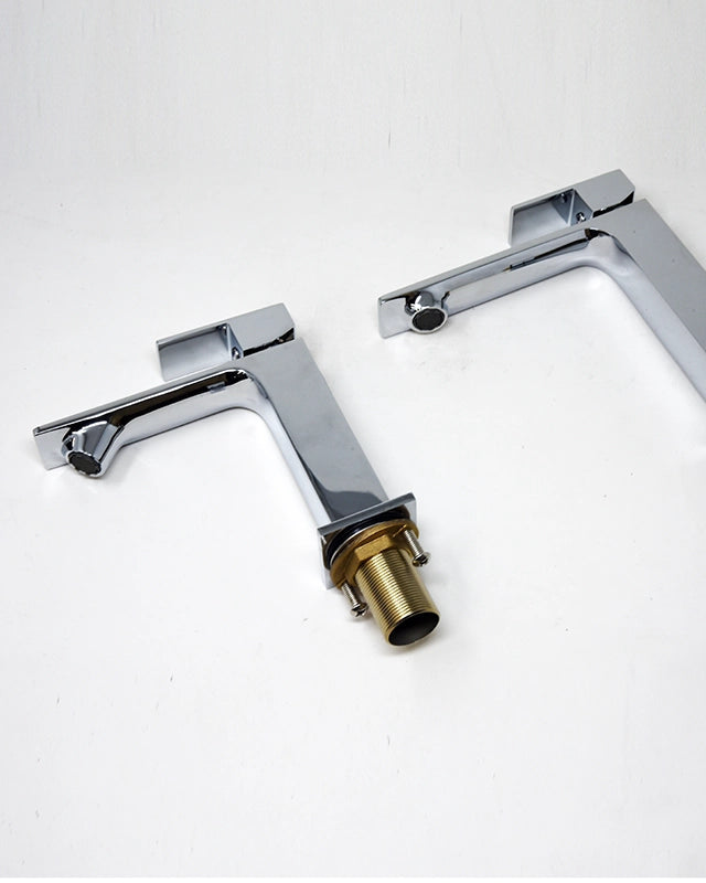 Coppia rubinetti lavabo e bidet cromo Ten ambientato su piano bagno con accessori - Exagonshop