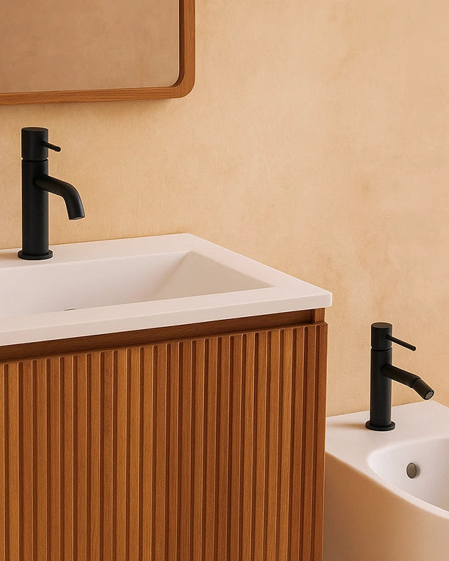 Coppia rubinetti lavabo e bidet in ottone nero opaco Hidden ambientato su piano bagno con accessori - Exagonshop