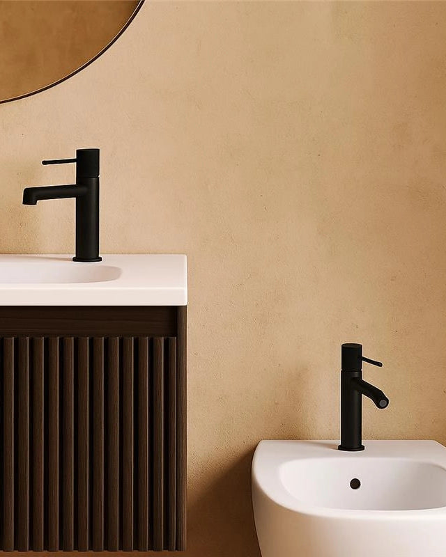 Coppia rubinetti lavabo e bidet senza scarico in ottone, vista frontale su sfondo bianco - Exagonshop
