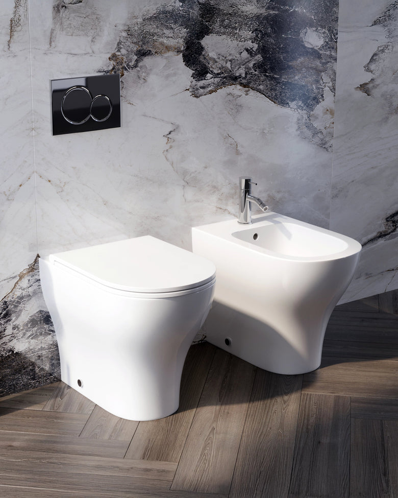 Coppia sanitari Touch a pavimento filo muro bianco lucido, vista laterale del profilo e della forma - Exagonshop