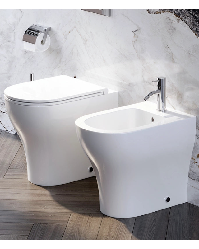 Coppia sanitari Touch a pavimento filo muro bianco lucido, vista frontale su sfondo bianco - Exagonshop