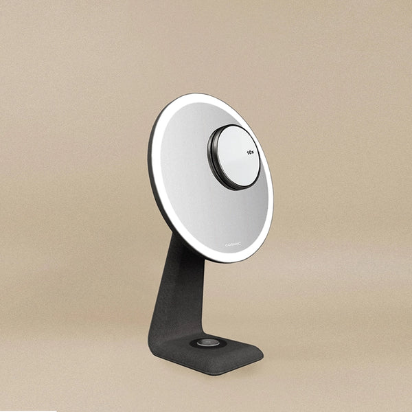 Cosmic Essential specchio illuminato da appoggio nero opaco con lavabo e rubinetteria, vista frontale su sfondo neutro...