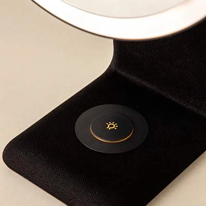 Cosmic Essential specchio illuminato da appoggio nero opaco ambientato in bagno moderno con specchio e accessori...