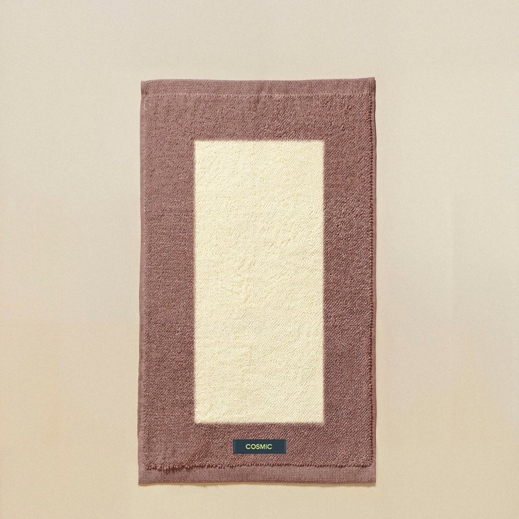 Cosmic Frames Asciugamano da bagno 30x50 toffee cream in naturale montato a parete, vista del design e della finitura...