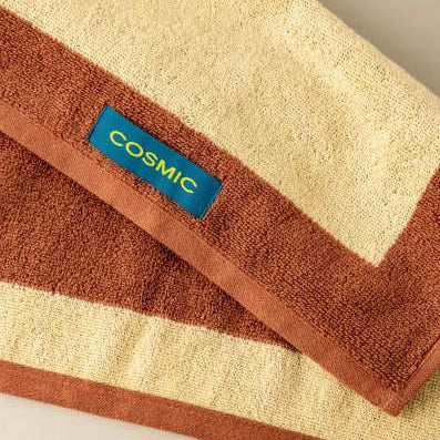 Cosmic Frames Asciugamano da bagno 30x50 toffee cream, dettaglio ravvicinato del materiale e dell'aggancio - Industrias...