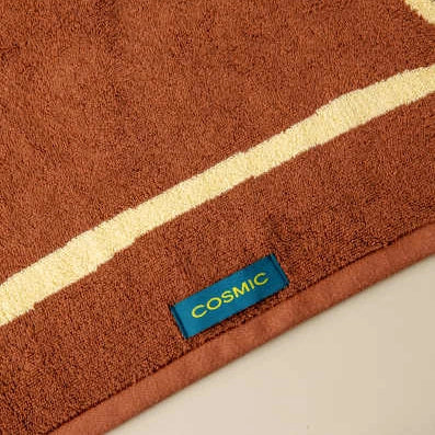 Cosmic Frames Tappeto 50x70 da bagno antiscivolo toffee, vista laterale del profilo a muro - Industrias Cosmic