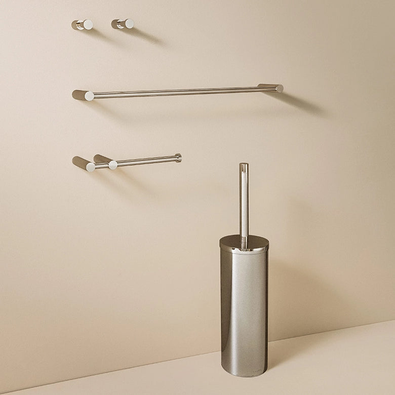 Cosmic Logic Set Accessori bagno scopino a terra Cromo in lucido e naturale montato a parete, vista del design e della...