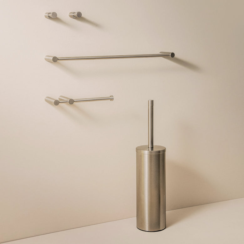Cosmic Logic Set Accessori bagno scopino a terra Inox in acciaio inox e satinato montato a parete, vista del design e...