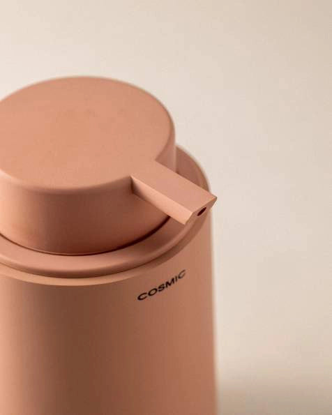 Cosmic Saona Dispenser sapone liquido blossom pink, dettaglio ravvicinato del materiale e dell'aggancio - Industrias Cosmic