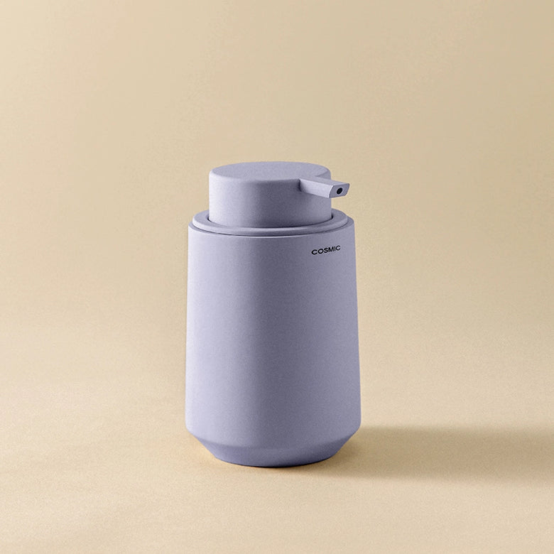 Cosmic Saona Dispenser sapone liquido lavanda in resina e pietra naturale montato a parete, vista del design e della...