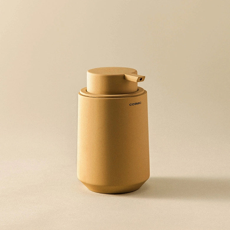 Cosmic Saona Dispenser sapone liquido mandarino in resina e pietra naturale montato a parete, vista del design e della...