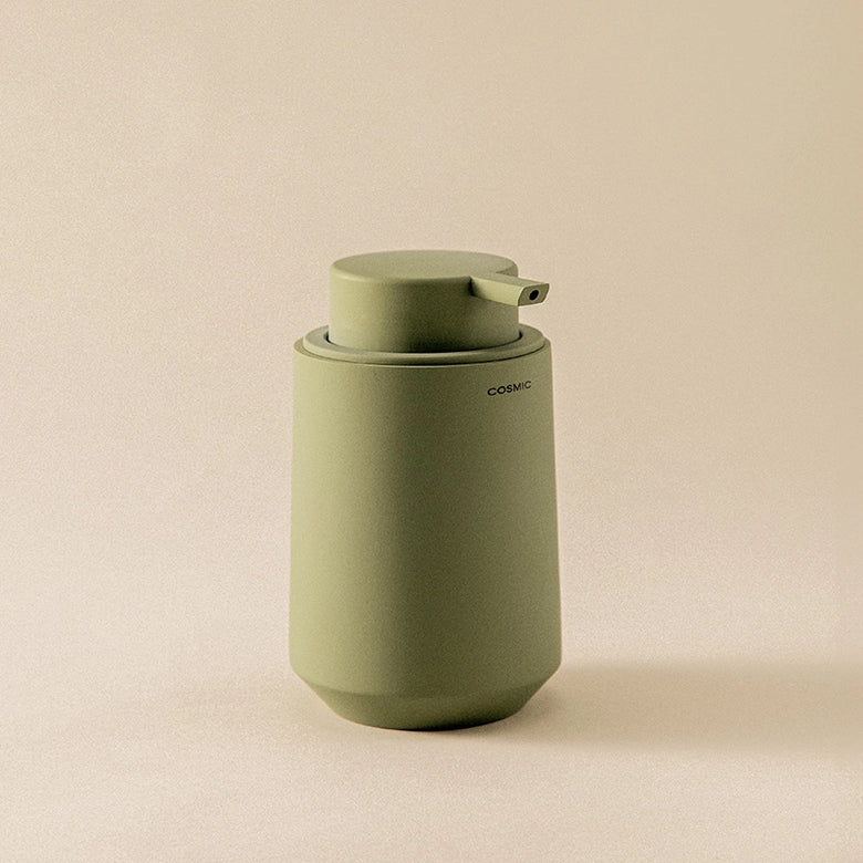 Cosmic Saona Dispenser sapone liquido verde oliva in resina e pietra naturale montato a parete, vista del design e della...