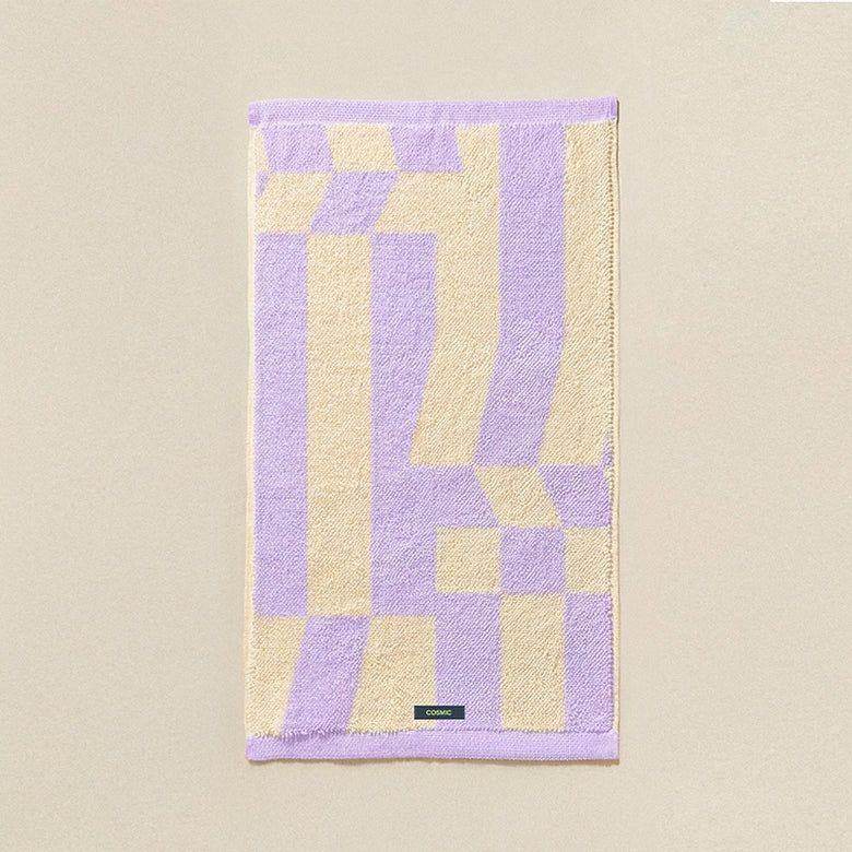 Cosmic Shapes Asciugamano da bagno 50x90 sun lavender montato a parete, vista del design e della finitura - Industrias Cosmic