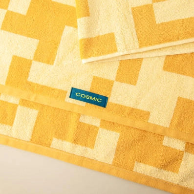 Cosmic Shapes Asciugamano da bagno 70x140 honey yellow, dettaglio ravvicinato del materiale e dell'aggancio - Industrias...