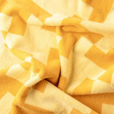 Cosmic Shapes Asciugamano da bagno 70x140 honey yellow, vista laterale del profilo a muro - Industrias Cosmic