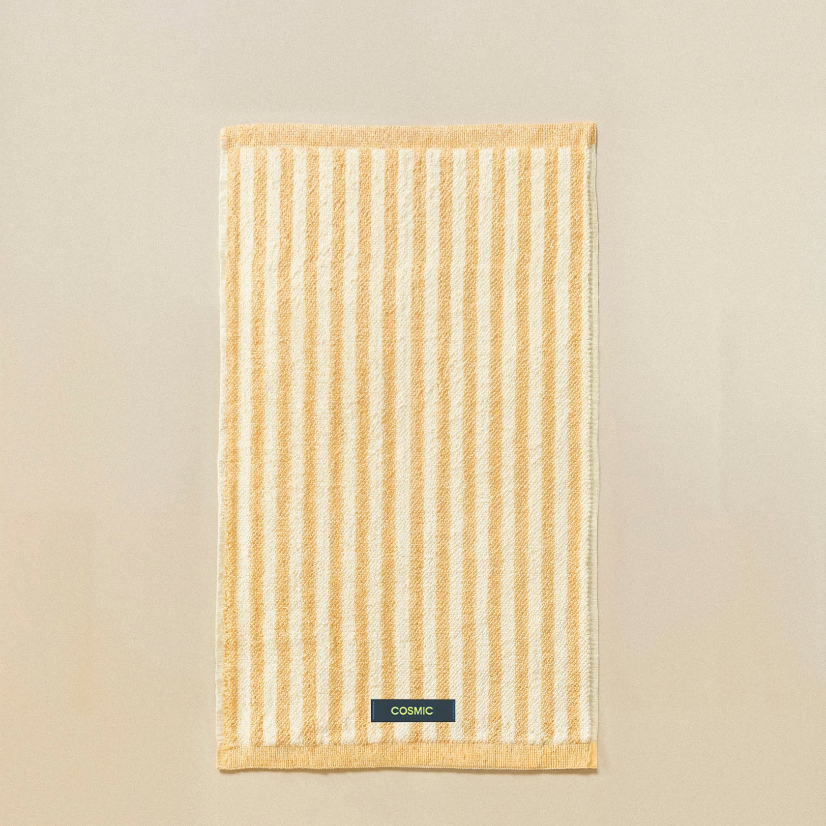 Cosmic Stripes Asciugamano 30x50 honey yellow in naturale montato a parete, vista del design e della finitura...