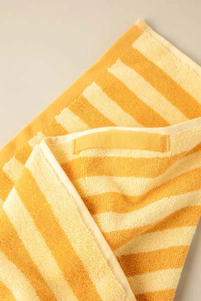 Cosmic Stripes Asciugamano 30x50 honey yellow, dettaglio ravvicinato del materiale e dell'aggancio - Industrias Cosmic
