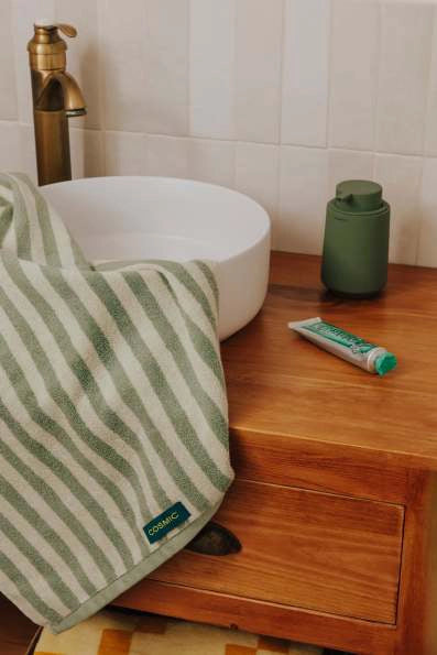 Cosmic Stripes Asciugamano da bagno 50x90 aqua mint, vista laterale del profilo a muro - Industrias Cosmic
