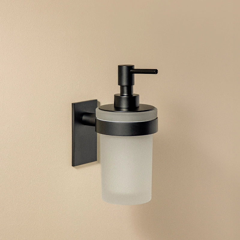 Dispenser Porta Sapone a muro Nero Satinato Cosmic Stick montato a parete, vista del design e della finitura - Industrias...