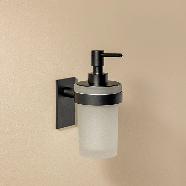 Dispenser Porta Sapone a muro Nero Satinato Cosmic Stick montato a parete, vista del design e della finitura - Industrias...