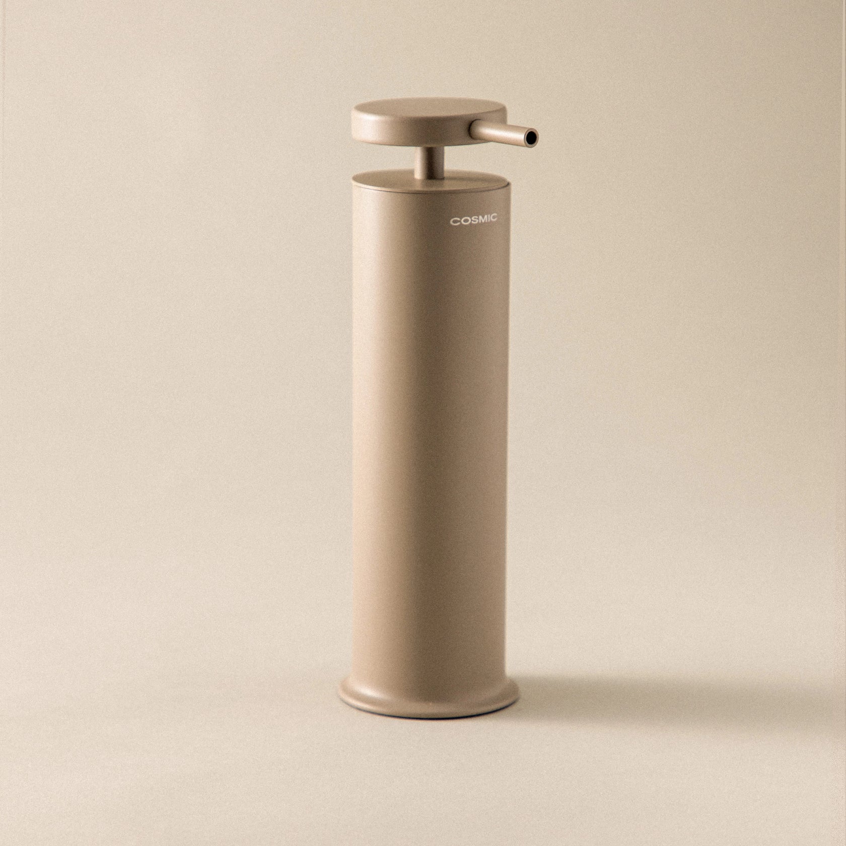 Dispenser da appoggio porta sapone liquido sabbia Geyser montato a parete, vista del design e della finitura