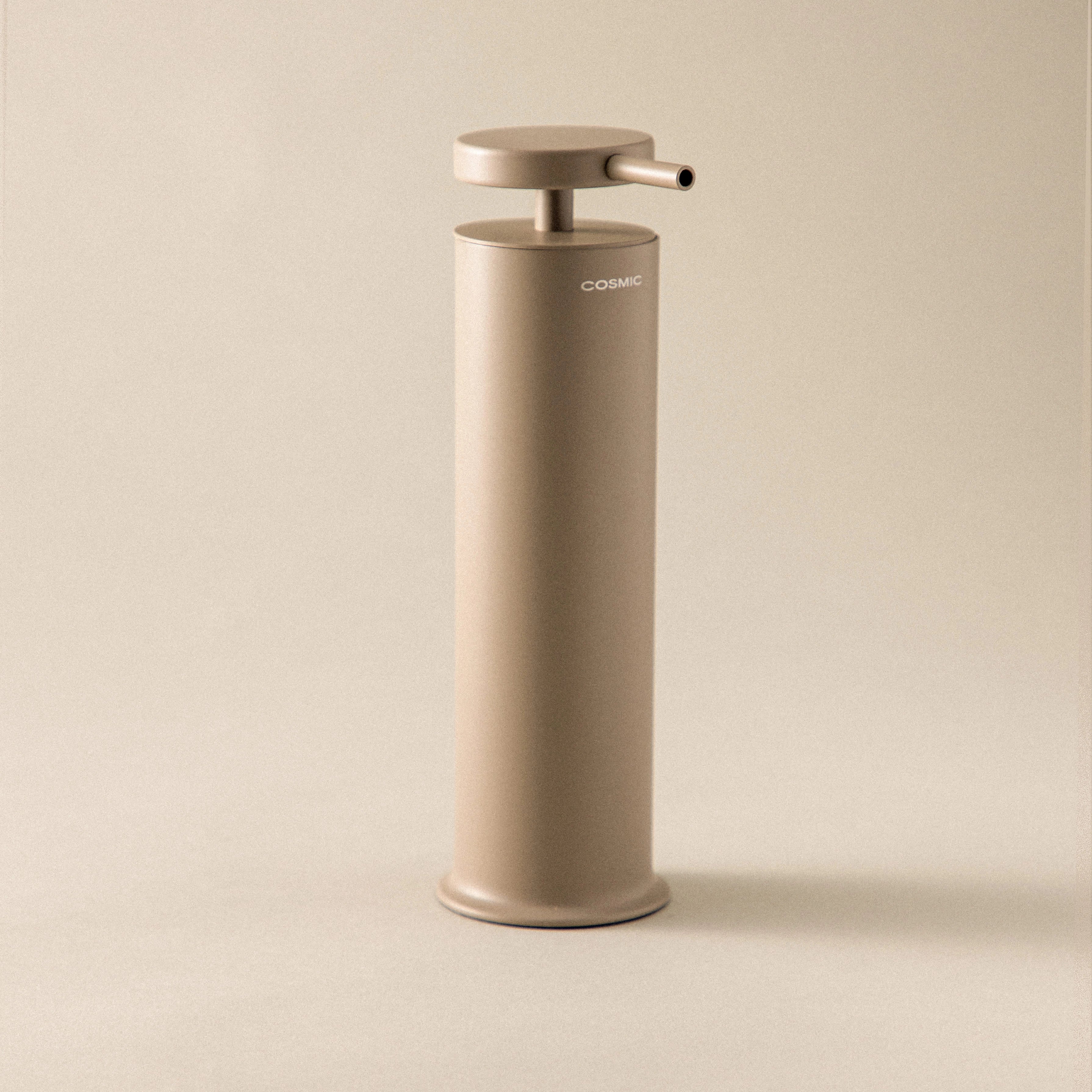 Dispenser da appoggio porta sapone liquido sabbia Geyser montato a parete, vista del design e della finitura