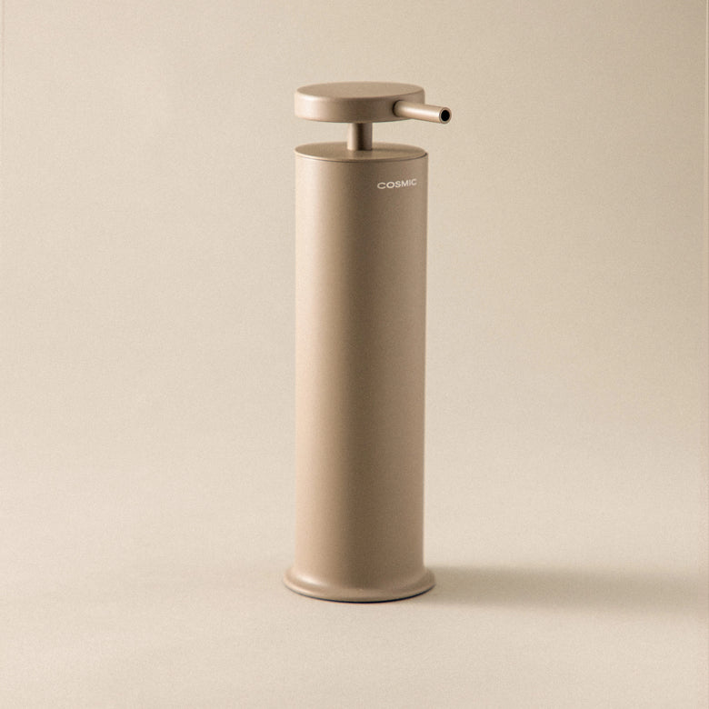 Dispenser da appoggio porta sapone liquido sabbia Geyser montato a parete, vista del design e della finitura