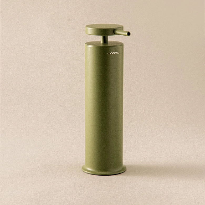 Cosmic Geyser Dispenser sapone liquido verde oliva in naturale montato a parete, vista del design e della finitura...