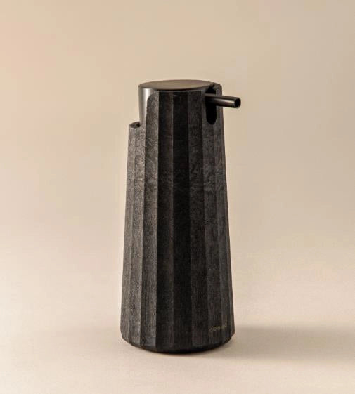 Dispenser portasapone liquido 200ml da appoggio nero in naturale montato a parete, vista del design e della finitura...