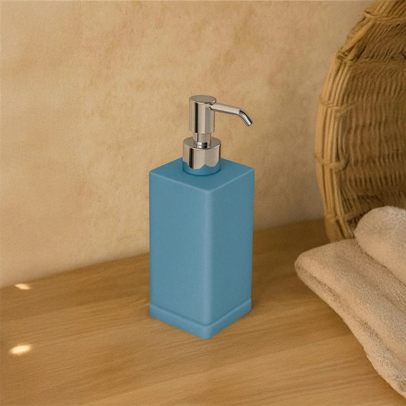 Dispenser portasapone liquido in Ceramica Carta Zucchero in opaco montato a parete, vista del design e della finitura...