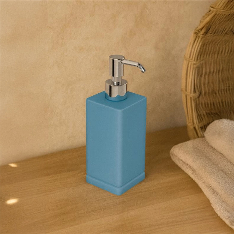 Dispenser portasapone liquido in Ceramica Carta Zucchero in opaco montato a parete, vista del design e della finitura...