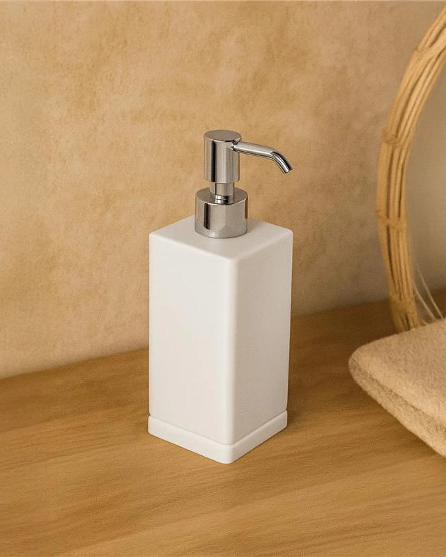 Dispenser portasapone liquido in Ceramica bianco Opaco in naturale montato a parete, vista del design e della finitura...