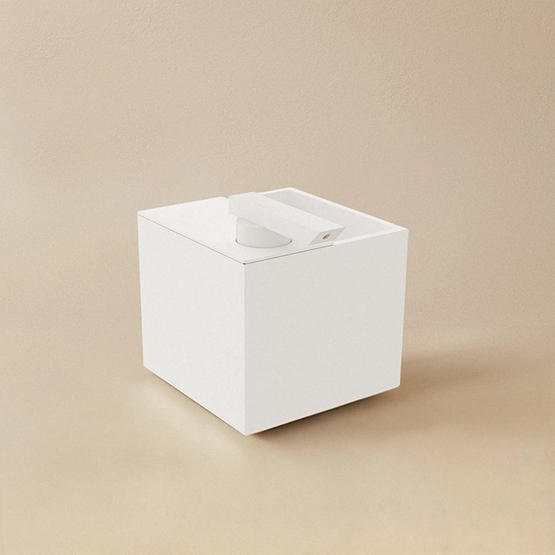 Dispenser sapone con Portaspazzolini Da Appoggio Bianco in satinato montato a parete, vista del design e della finitura...